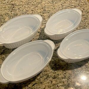 4 containers with lids for easy hosting